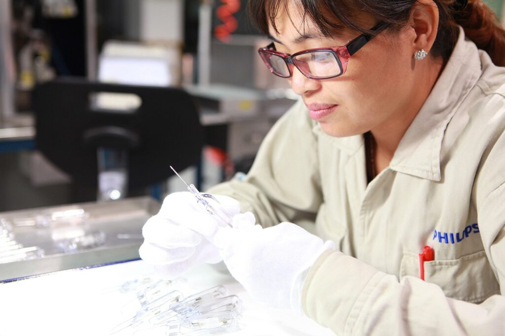 detect, woman, factory-563805.jpg